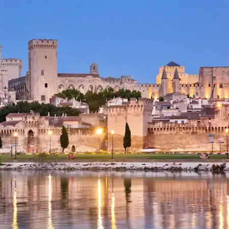 Au Pied Du Luberon