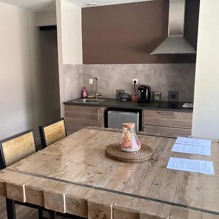 Au Pied Du Luberon Apartment *
