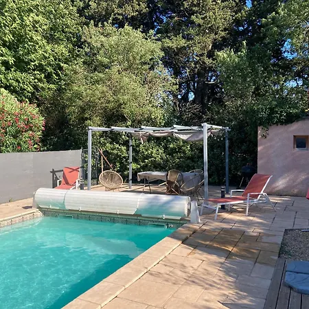 Au Pied Du Luberon Apartment