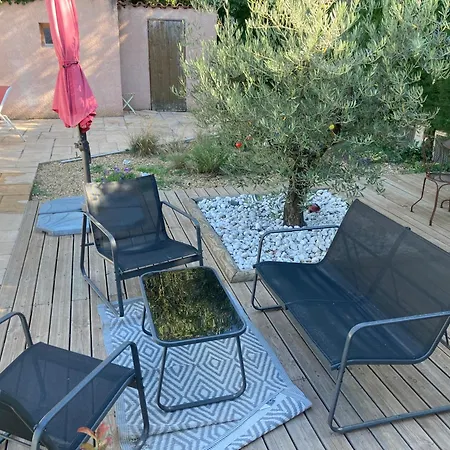 Au Pied Du Luberon *